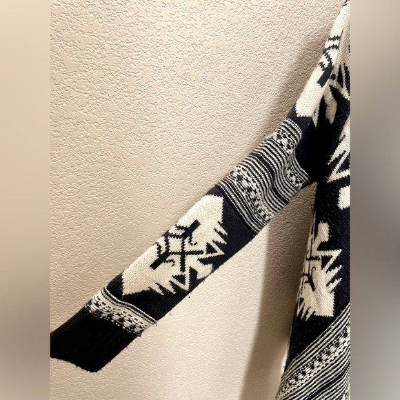 Navy and Cream Blanket Style Southwestern Print Cardigan with Waterfall Hem - Picture 3 of 5